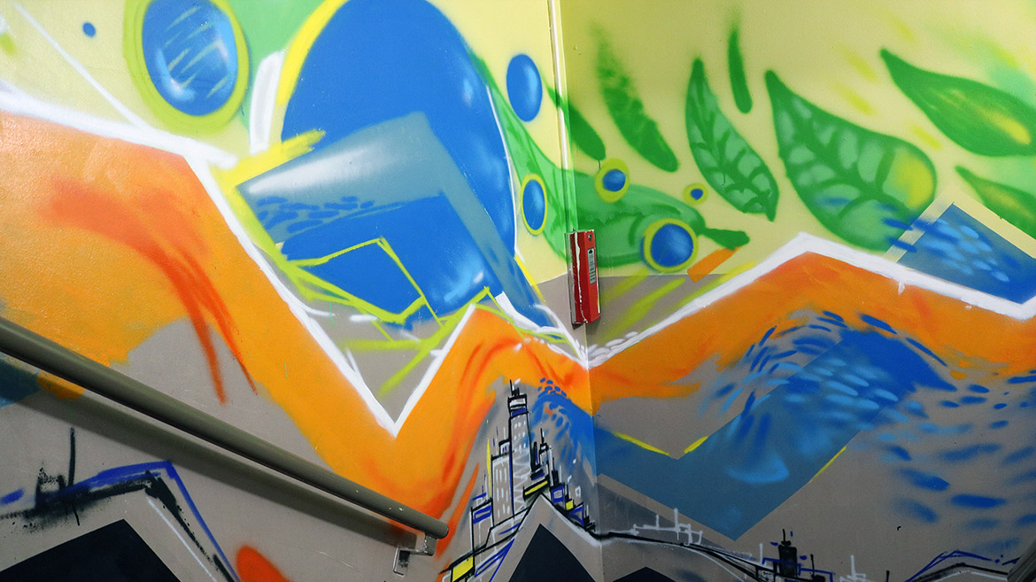 Atelier créatif pour adulte - 5 demies journées, les graffeurs Acet et Enkage pour mener le projet, entre 5 et 10 volontaires au centre EPIDE de Marseille pour une déco graff des murs du centre d'insertion.