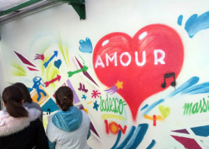 Initiation street art dans une école primaire à Marseille avec les graffeurs Acet et Enkage