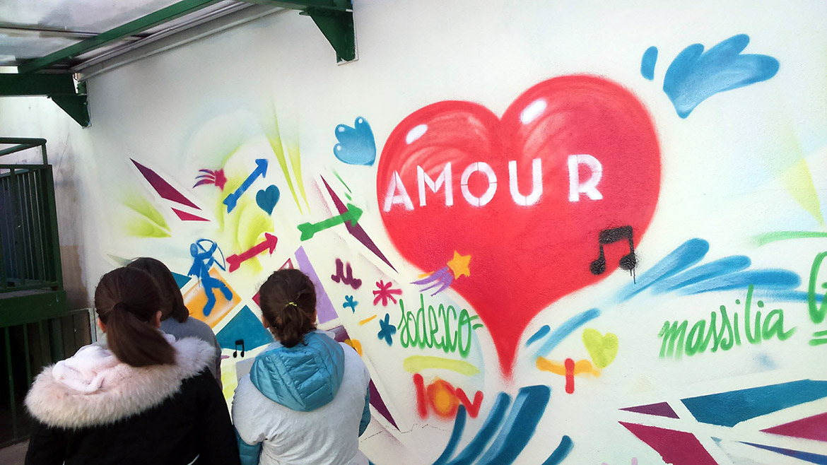 Initiation street art dans une école primaire à Marseille avec les graffeurs Acet et Enkage