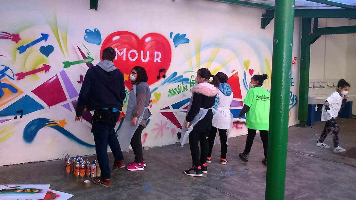 Atelier créatif urbain dans une école primaire à Marseille avec les artistes Acet et Enkage