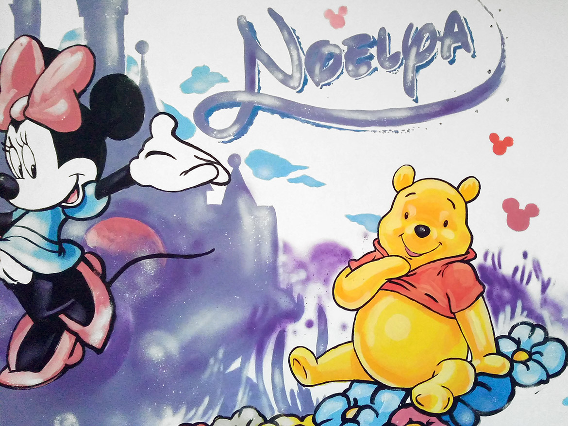 Peinture déco chambre d'enfant avec le prénom de la petite fille Winnie et Mickey