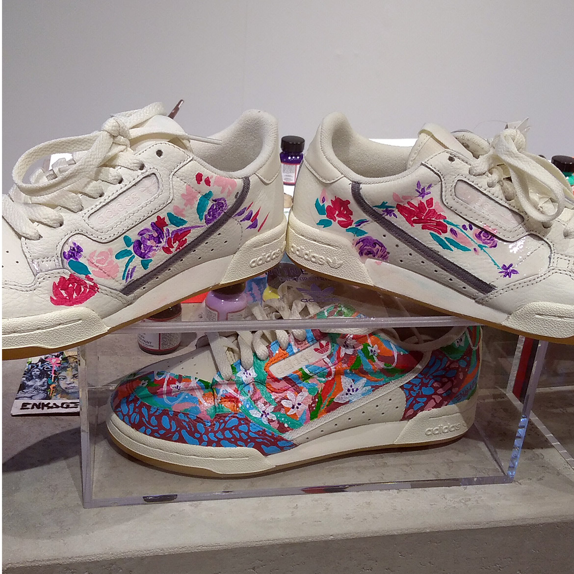 Fleur et couleurs pour cette sneaker tendance par Enkage