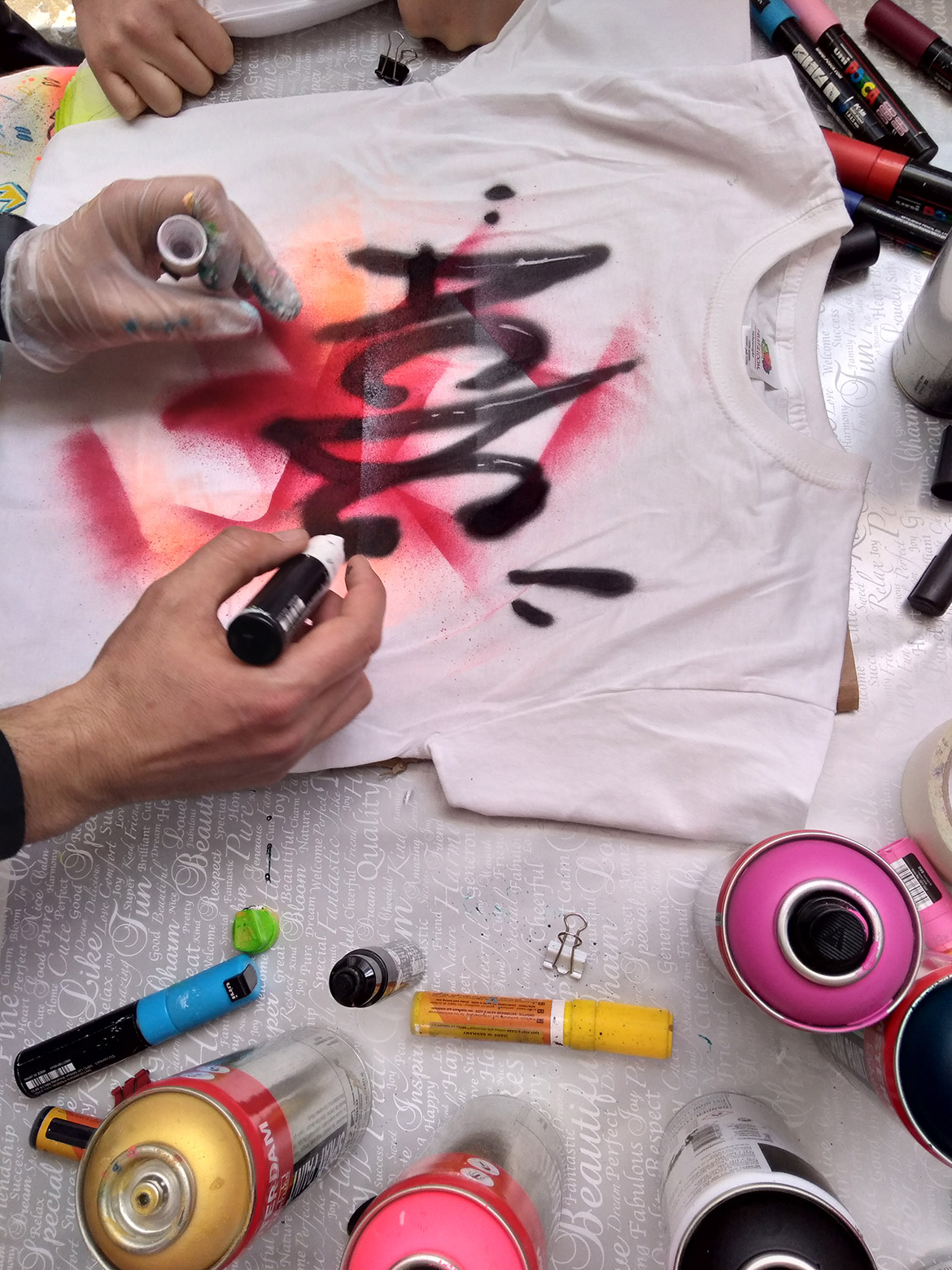 Customisation de tee shirts graffiti en événementiel