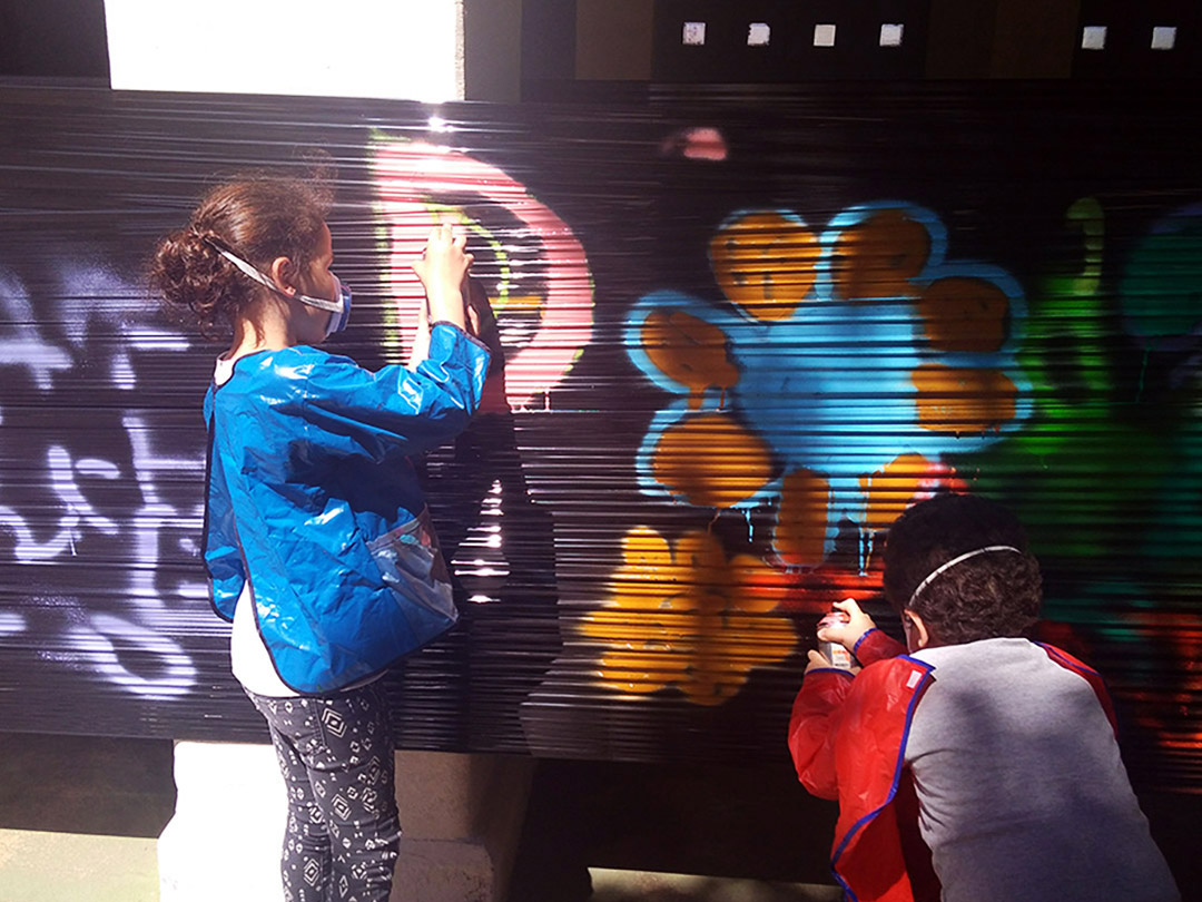 Initiation au graffiti pour les enfants dans une école primaire