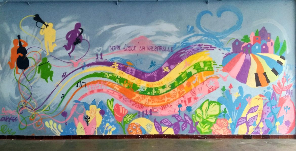 Fresque en peinture graffiti à l'école primaire de la Valbarelle à Marseille