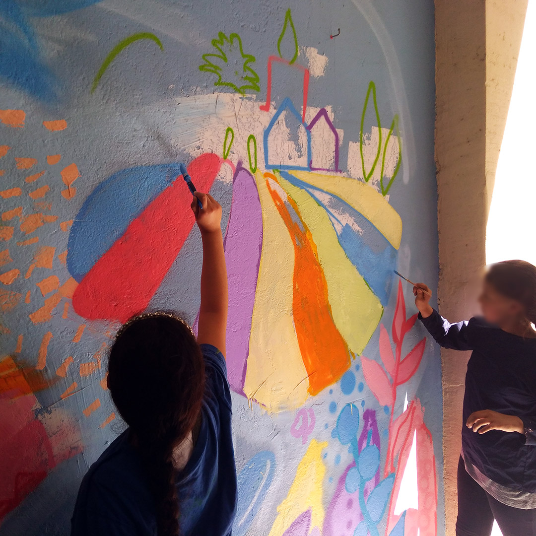 Atelier arts plastiques: réalisation d'une fresque dans une école à Marseille