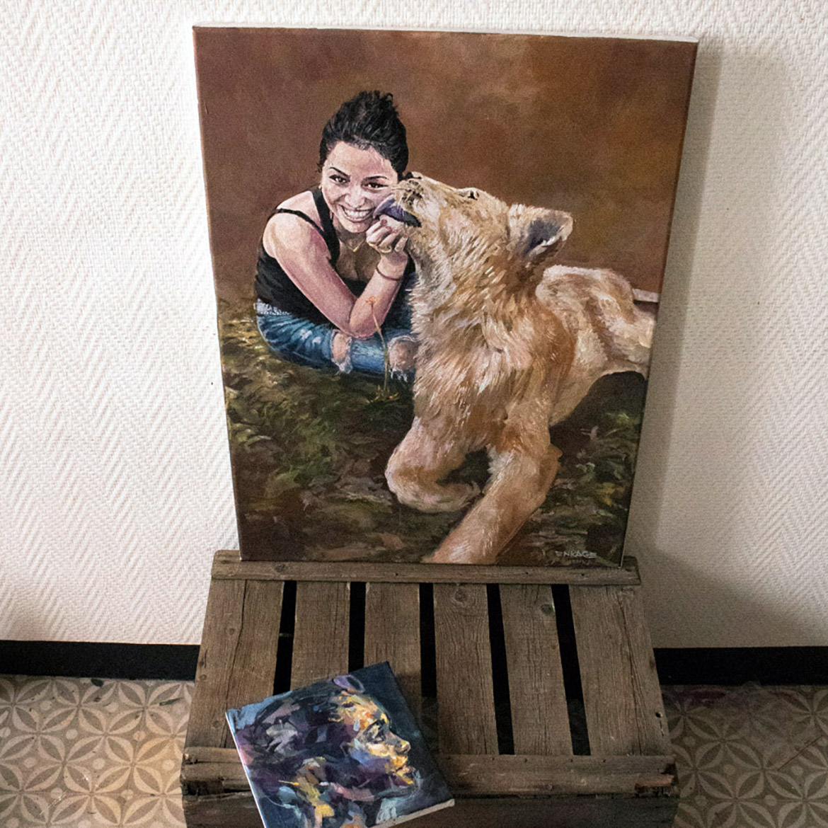 Portait peinture artiste avec femme et lionne par le peintre Enkage
