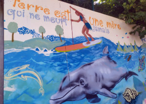 Artiste peinture école primaire à Marseille: les dessins des enfants en graffiti