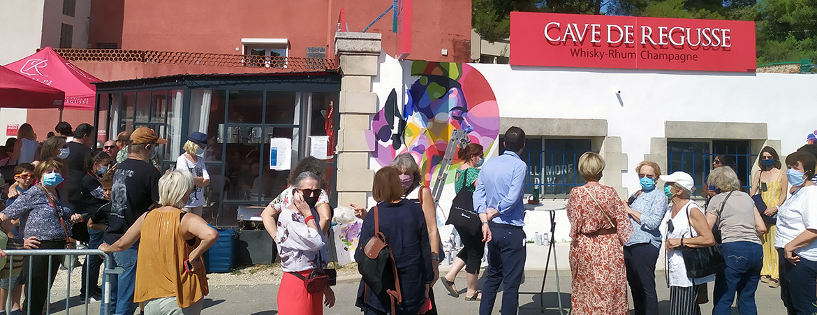 Street art Festival, un public nombreux devant la fresque peinture par Enkage