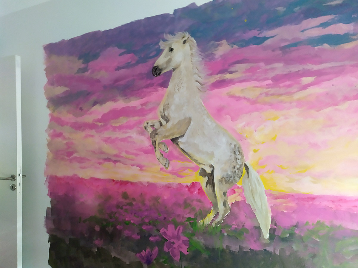 Peinture d'animaux en couleurs. Chambre enfant peinture avec un cheval.