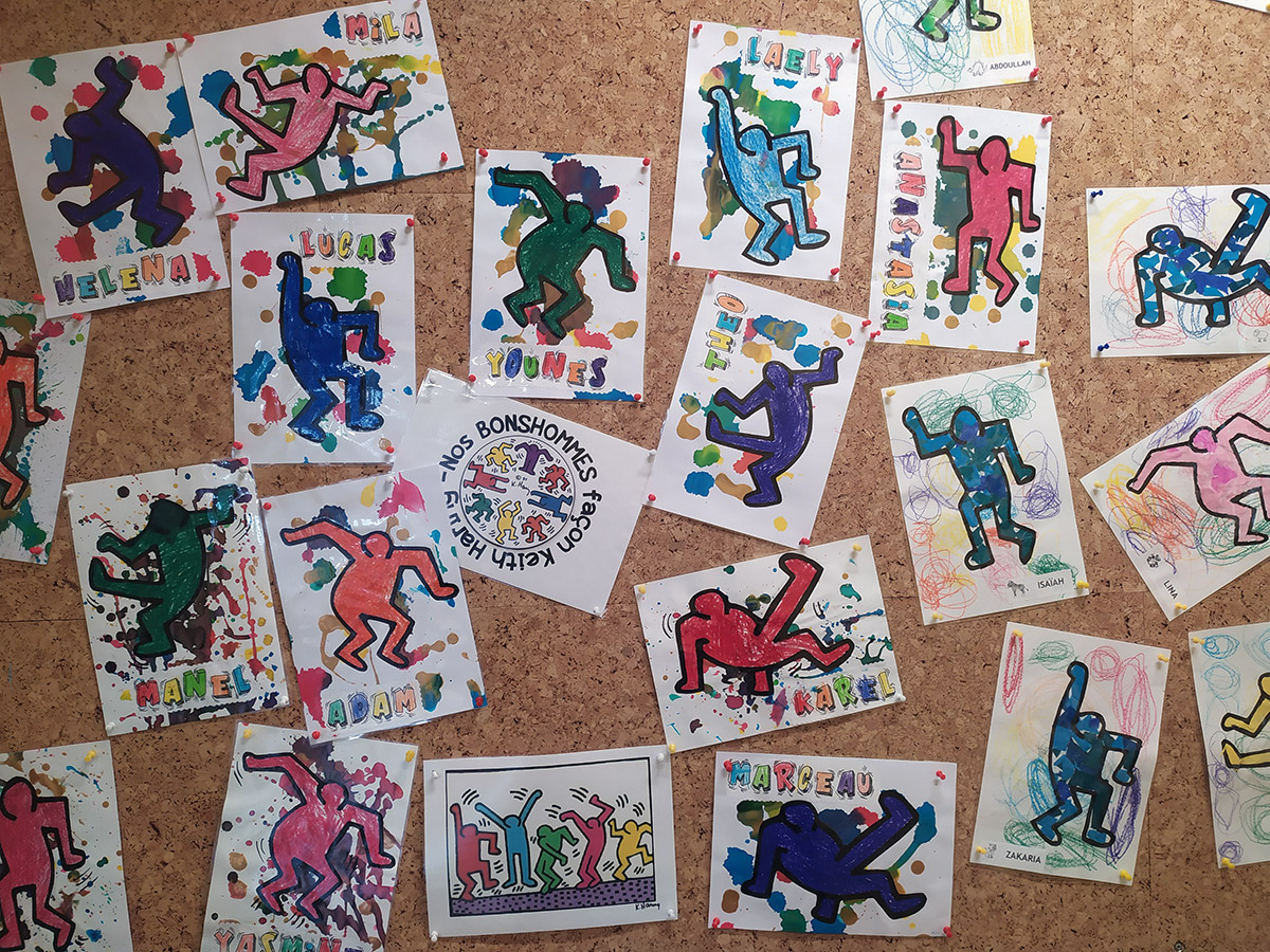 Les dessins en peinture des enfants sur les personnages de Keith Haring