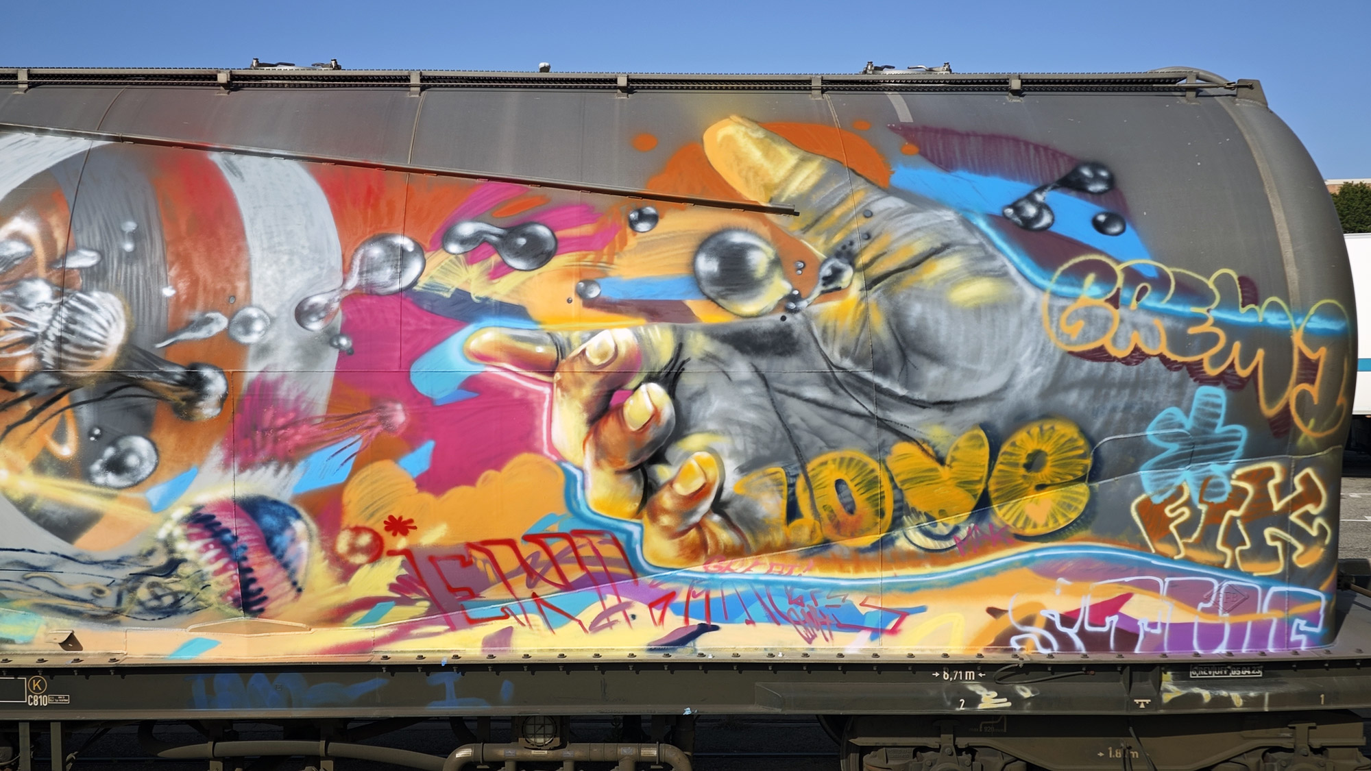 Fresque graffiti de train avec des mains et de l’humain. - Wagon peint par l'artiste Enkage