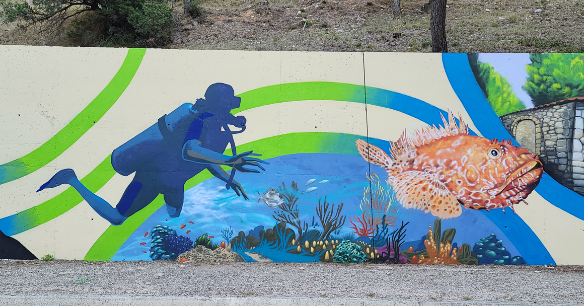 Fresque murale urbaine, graffiti mer et poisson par l'artiste Enkage