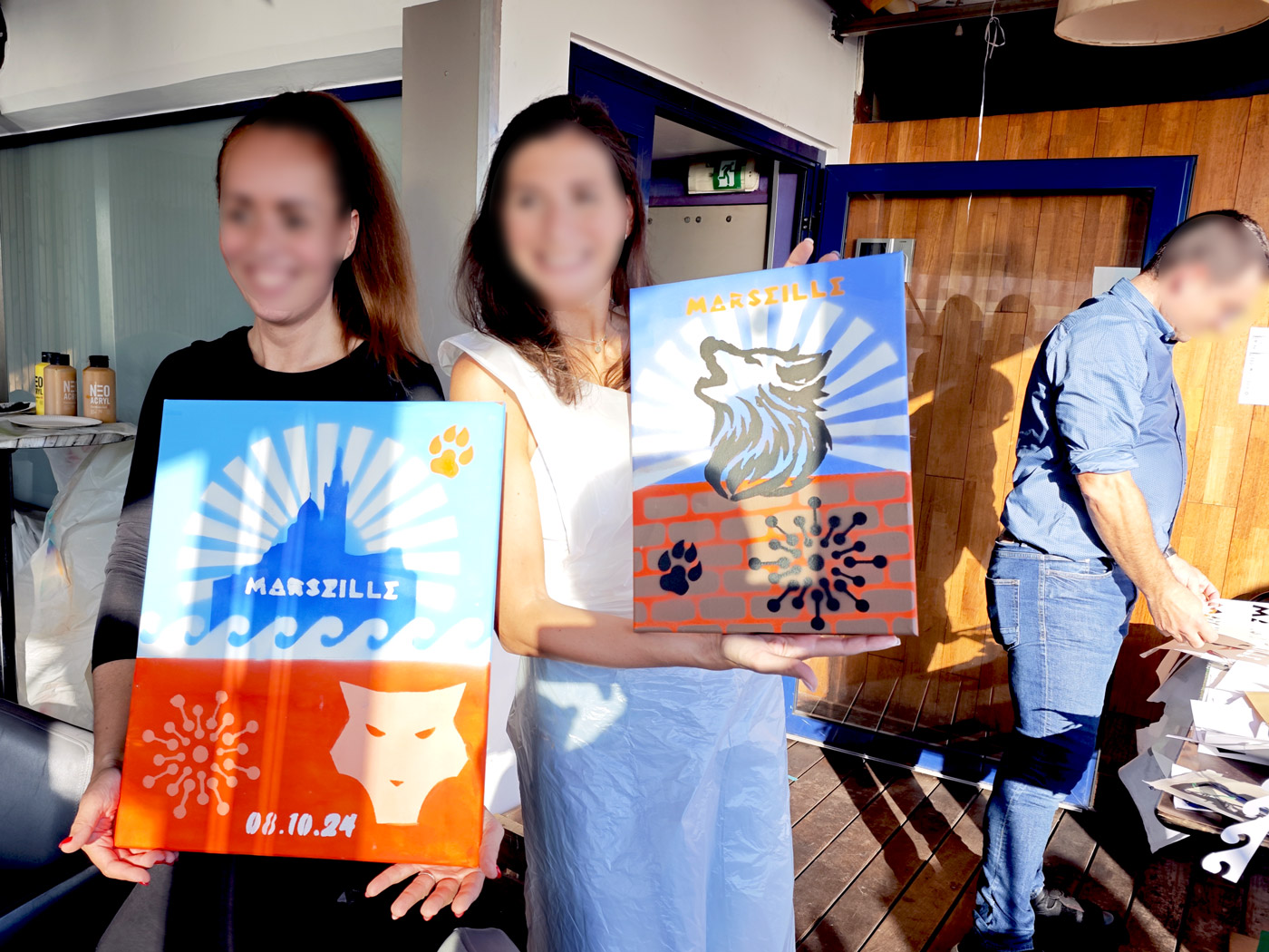 team-building-creatif-artiste-enkage-viseon-marseille-002-01 Fresque graffiti de train avec des mains et de l’humain. - Wagon peint par l'artiste Enkage