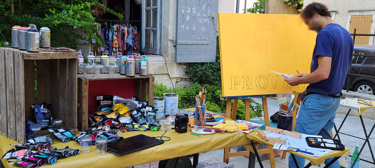 Artiste peintre mariage et préparation artistique de la toile à peindre et du matériel en amont